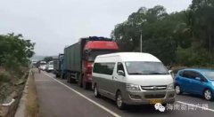 海南东线高速油罐车与小车发生事故 发生漏油现象