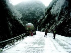 雪天路滑油罐车跌入排水沟 警民联手施救助脱困