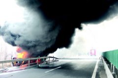 油罐车冲断高速路护栏翻进沟(组图)