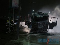 油罐车电路故障自燃 边防消防紧急救援(图)