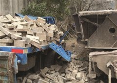 拉砖货车刹车失灵 道口撞上小火车