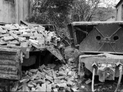 卡车撞上小火车(图)