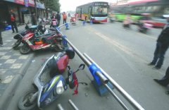 成都一辆公交车撞上路边护栏 一名路人扭伤腰