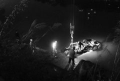 小车撞护栏翻入溪中 车上两名驾乘人员遇难