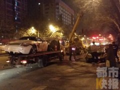 保时捷迎面撞上出租车 莲湖路二十米护栏被撞飞
