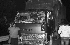 油罐车爆炸 致2死2伤