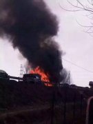 京港澳高速岳阳段油罐车爆炸（图）2死2伤波及