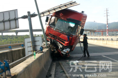 遇上面包车“逆袭” 罐车一头撞护栏::云视网: