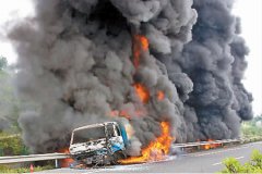 重庆大型油罐车高速路上 撞轿车爆炸起火