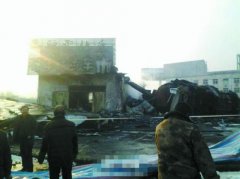 油罐车失控冲入汽车站引燃30多辆车(图)