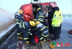 国道214线油罐车侧翻致2死1伤