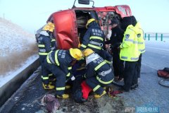降雪路面结冰 油罐车侧翻致2死1伤
