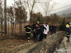 34吨油罐车侧翻 宝鸡消防紧急赶赴救援(组图)