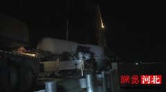 雄县25吨油罐车高速路侧翻 车头严重变形三人被