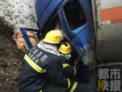 油罐车撞上桥墩 今晨宝成铁路中断一小时(图)