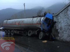 罐车撞桥洞 宝成铁路中断1小时34分钟(组图)