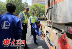 济南油罐车拉11吨汽油“闯禁区”