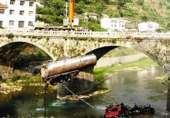 宜昌油罐车坠下20米高大桥 司机被甩出车外(图)