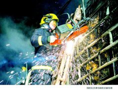 油罐车爆炸救援现场上演感人故事