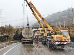 油罐车凤县境内撞铁路桥墩侧翻 宝成铁路被迫中断一个多小时