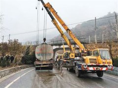 油罐车凤县境内 撞铁路桥墩侧翻(图)