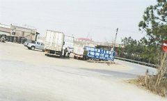 油罐车路边非法售油(图)