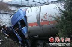 重型车撞上路基致火车停运 凤州铁警紧急救出两名司机