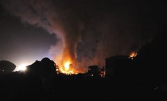 高速油罐车爆炸 临近房屋玻璃震碎墙壁裂开