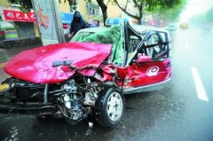 越野车冲破长护栏撞上出租车 两车七人受伤（图）