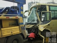 108国道临潼段中巴车撞向油罐车 10名乘客受伤