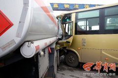 108国道中巴车油罐车相撞 数名乘客受伤
