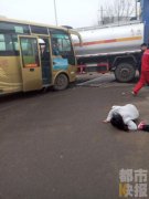 108国道临潼段中巴车撞向油罐车 10名乘客受伤(组