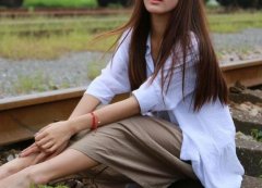 少女坐铁轨晒太阳被撞 装逼文艺女青年却丧命令人唏嘘