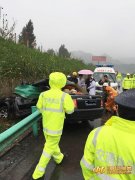 汽车撞上防护栏被拧成麻花 司机身亡