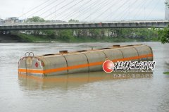 桂林南洲大桥下漂一大油罐 餐馆老板说拿来养鱼