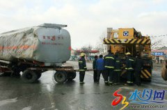 油罐车侧翻加油站 多警联动三小时紧急排险
