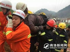 312国道丹凤铁峪铺段3辆车相撞 2名司机被消防救出