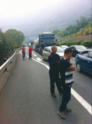 福银高速上大挂车撞倒护栏侧翻 司机或疲劳驾驶