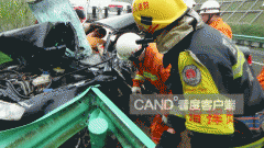 [南充]轿车雨天超车撞上了护栏 现场一片凌乱