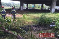 京津高速油罐车掉头侧翻泄漏无人员伤亡