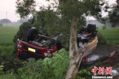 油罐车深夜侧翻9吨汽油泄露 广西多部门救援