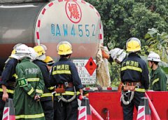 汽油槽车渗漏收费站排险惊魂