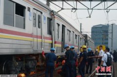 印度尼西亚雅加达两列火车相撞 致34人受伤(图