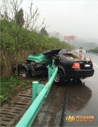 南充一辆汽车撞上防护栏被拧成麻花 司机身亡(图)
