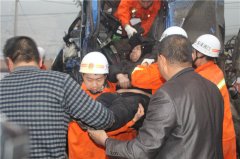 半挂车撞上了油罐车 消防提醒雨天路滑莫心急