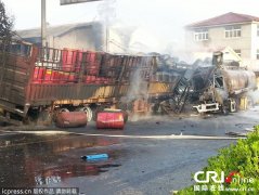 南京江宁一油罐车爆炸冲向民宅 四人死亡(高清组图)