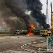 南阳载29吨汽油油罐车爆燃 因与两车碰撞起火(现