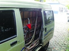 危险！面包车变身“油罐车”