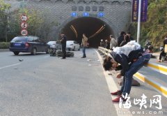 福州三环辅道摩托“轰鸣”撞护栏 甩飞乘客