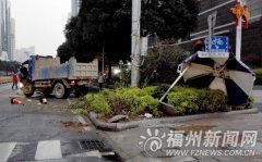 货车路口左拐撞伤骑车依伯 安全岛遮阳伞被撞歪